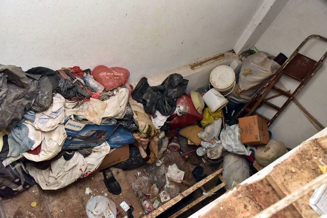 Kamyonlar yetmedi: Çöp partisi sona erdi! Apartmandan çıkanlar hayrete düşürdü 7